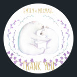 くまのクリスマス水彩感謝祭の贈り物 カップル ラウンドシール<br><div class="desc">このアイテムは、冬の植物や動物に囲まれながら抱き合うロマンチックなホッキョクグマのカップルの水彩画を特徴としています。これは、カップルの婚約、リハーサルディナー、カップルシャワーイベントに最適なアイテムです。
__________________________________________________________________
アシスタンスやカスタムデザインについては、以下のタブからLeahGデザイナーに連絡してください。</div>