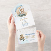 くまのプーさん飛行機で月を飛ぶ男の子ベビーシャワー オールインワン招待状 (貼ってはがせる)