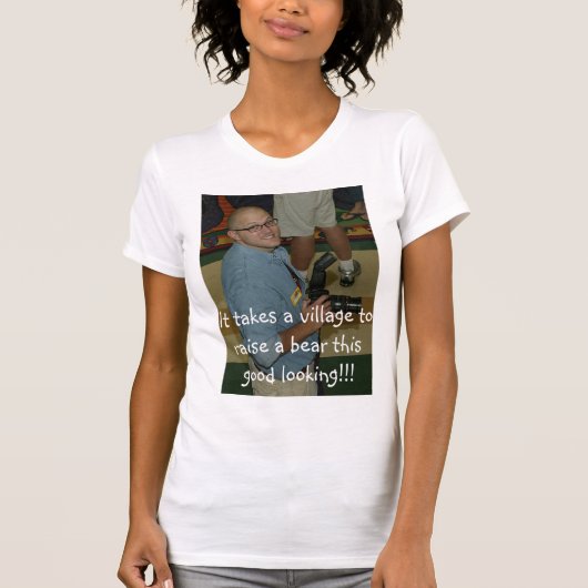 くまの装いのクリス Tシャツ (正面)