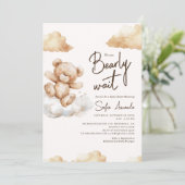 くまの赤ちゃんが楽しみで待ちきれない、ベアリー・ウェイト・ベア・クラウド・ベイビー・シャワーのお知ら 招待状 (スタンド正面)