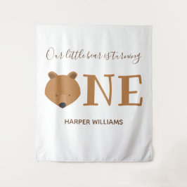 くまの赤ちゃんが生後1年 お誕生日おめでとう! かわいい動物のファーストバースデー タペストリー