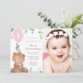 くまの1歳の誕生日ピンクのグリーン女の子の風船 招待状 (スタンド正面)