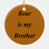 くまは私の兄弟のチェロキーオーナメントです セラミックオーナメント (裏面)