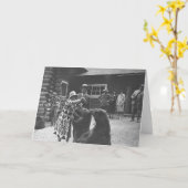 くまを食べ物を与えている女性 カード (黄色い花)