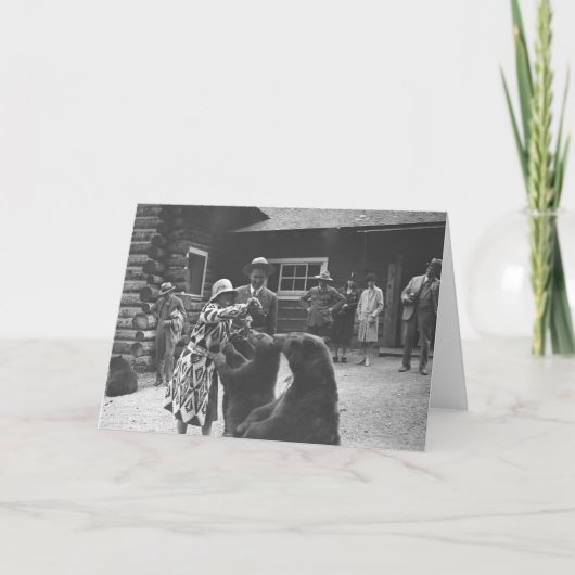 くまを食べ物を与えている女性 カード (正面)