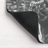 くまを食べ物を与えている女性 マウスパッド (コーナー)