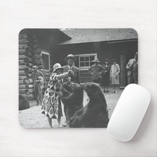 くまを食べ物を与えている女性 マウスパッド (マウス)