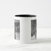 くまを食べ物を与えている女性 マグカップ (中央)