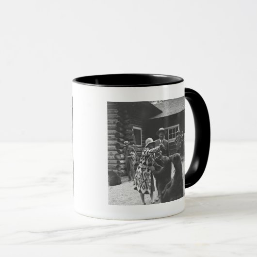 くまを食べ物を与えている女性 マグカップ (正面右)