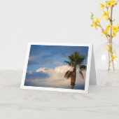 くもり空のヤシの木の肖像 カード (黄色い花)