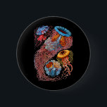 くらげ 缶バッジ<br><div class="desc">クラゲがライフサイクルの支配的で、顕著な個人であるディスク型のくらげのグループ。</div>