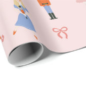 くるみクラッカーキャラクターピンククリスマスホリデー ラッピングペーパー (ロールコーナー)