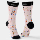 くるみクラッカーパターンピンククリスマスホリデー ソックス (傾斜あり)