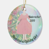 くるみパーソナライズされた割りオーナメント – 子守女の子 セラミックオーナメント (左)