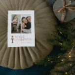 くるみモダン割りメリークリスマス2写真 シーズンポストカード<br><div class="desc">あなたはは必ずナツクラッカーメリークリスマス2フォトモダンタイポグラフィ休日はがきで休日の応援を広げる！このハガキは、愛する人に喜びの休暇を過ごしてもらうために送るのに最適だ。バーガンディのフェスティバルタイポグラフィはカードの上に立ち、水色のナツクラッカーでアクセントを付け、この作品を楽しくフェスティバルさせる。あなたの家族の写真と家族の名前の2つを特集して、このポストカードをさらにパーソナライズ。ポストカードの背面には、家族の差出人住所詳細と個人的なメッセージを含める。このハガキとクリスマスカードのリストに載っている全員と一緒にあなたの休日の精神を共有する準備スタイリッシュができてメリーいる。一致連絡製品の設計者。一致する製品の私たちのトレンディーコレクションで家族のスタイルを高める： https://www.zazzle.com/collections/119515575371891624 Copyright berryデザイン,  all rights reserved.</div>