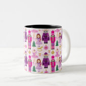 くるみ割りの続きのマウスの茶コーヒー・マグ ツートーンマグカップ (正面右)