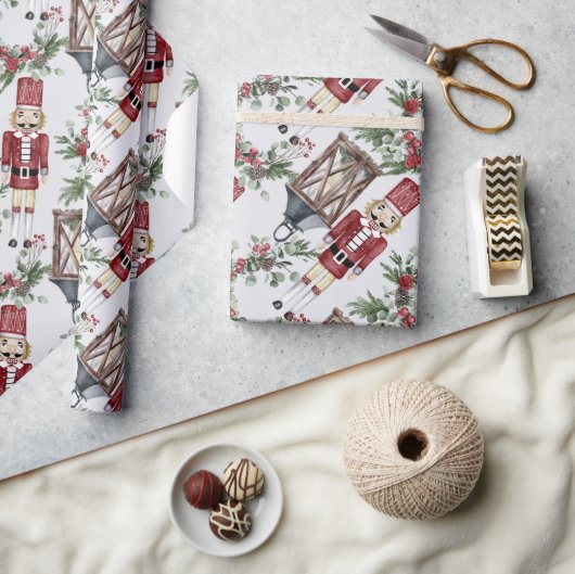くるみ割りパインホリーランタンクリスマス ラッピングペーパー (クラフト)