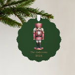 くるみ割りピンクグリーンシンプルクリスマス オーナメントカード<br><div class="desc">緑の背景、ピンクのナツクラッカー。名前と年をカスタマイズして追加する。</div>