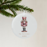 くるみ割りピンク白いシンプルクリスマス ガラスオーナメント<br><div class="desc">白い背景とピンクのナツクラッカー。名前と年をカスタマイズして追加する。</div>