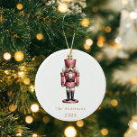 くるみ割りピンク白いシンプルクリスマス セラミックオーナメント<br><div class="desc">白い背景とピンクのナツクラッカー。名前と年をカスタマイズして追加する。</div>