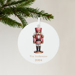 くるみ割りピンク白いシンプルクリスマス メタルオーナメント<br><div class="desc">白い背景とピンクのナツクラッカー。名前と年をカスタマイズして追加する。</div>