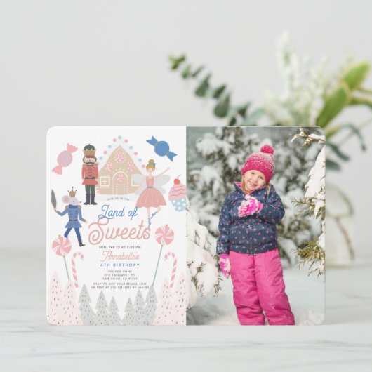くるみ割り人形のお菓子の国 ピンクの誕生日写真 招待状 (スタンド正面)