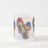 けん玉、赤、青のカラーインクスケッチ フロストグラスマグカップ (中央)