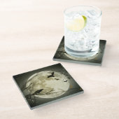 こうもりがカラスを飛ばすハロウィーン満月の前に座る ガラスコースター (アングル)