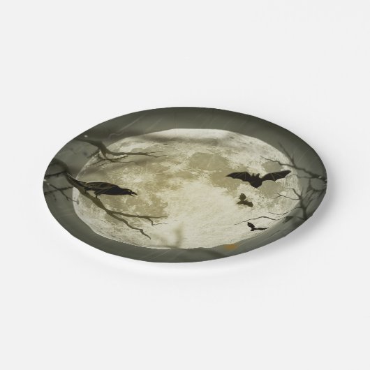 こうもりがカラスを飛ばすハロウィーン満月の前に座る ペーパープレート (アングル)