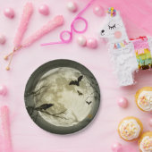 こうもりがカラスを飛ばすハロウィーン満月の前に座る ペーパープレート (パーティー)