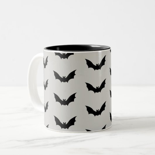 こうもり飛んでいる不気味ハロウィーンパターン ツートーンマグカップ (正面左)