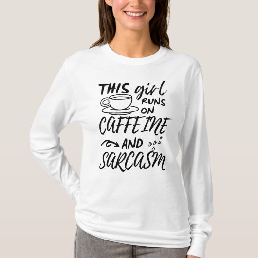こおもしろいの女走の子はカフェインと皮肉 Tシャツ (正面)