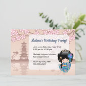 こけしけいこ人形 – 青い着物の誕生日パーティー 招待状 (スタンド正面)