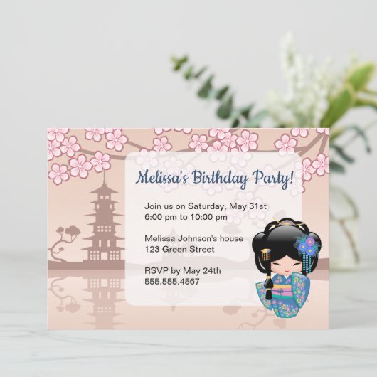 こけしけいこ人形 – 青い着物の誕生日パーティー 招待状 (スタンド正面)