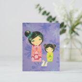 こけしの人形 – 愛が私たちを結び付ける ポストカード (スタンド正面)