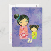 こけしの人形 – 愛が私たちを結び付ける ポストカード (正面/裏面)