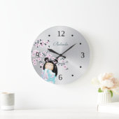 こけし人形とさくらんぼの花と銀の絵 ラージ壁時計 (ホーム)