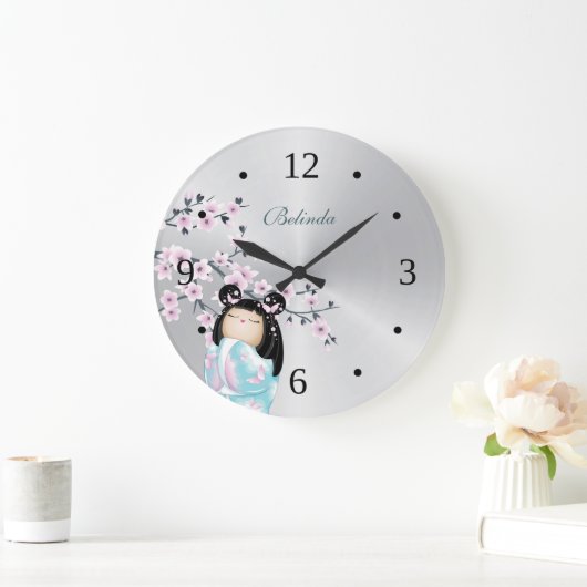 こけし人形とさくらんぼの花と銀の絵 ラージ壁時計 (ホーム)