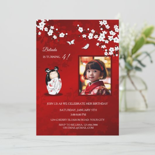 こけし人形赤白 | フォトガール誕生日 招待状 (スタンド正面)