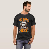 ここから出る不機嫌なサルおもしろいミームユーモア Tシャツ (正面フル)