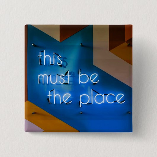 ここがネオンの看板おもしろい 缶バッジ (正面)