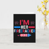 ここでの彼女のファイヤークラッカー 7 月 4 日おそろいのカップル カード (黄色い花)