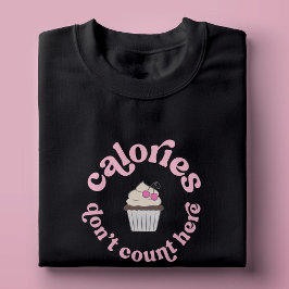ここではカロリーはカウントされません ピンクのケーキ職人ユーモアTシャツ Tシャツ