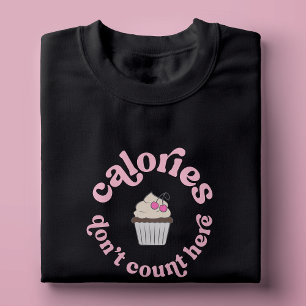 ここではカロリーはカウントされません ピンクのケーキ職人ユーモアTシャツ Tシャツ