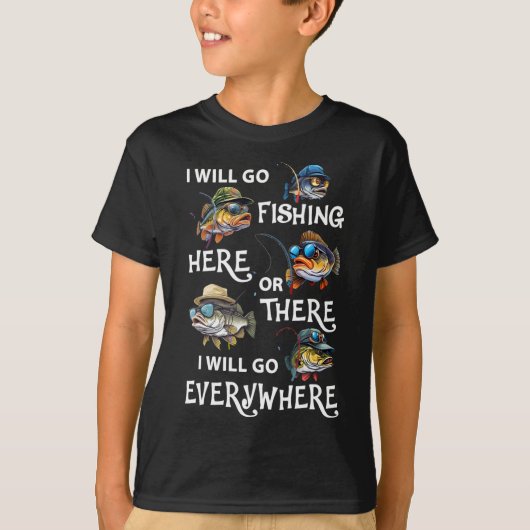 ここでもあそこでも釣りをするどこに行くにも釣りをする Tシャツ (正面)