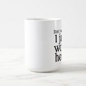 ここで働いてるだけだ コーヒーマグカップ (中央)