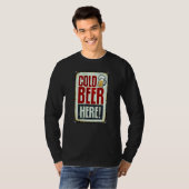 ここで冷たいビールを飲んでいます Tシャツ (正面フル)