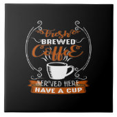 ここで出される新鮮な入れ物のコーヒーにはカップがある タイル (正面)