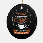 ここで提供される新鮮な醸造コーヒーにはカップがある セラミックオーナメント (左)