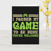 ここにいるためにゲームを一時停止 面白いビデオゲーマー男性ボー カード (黄色い花)